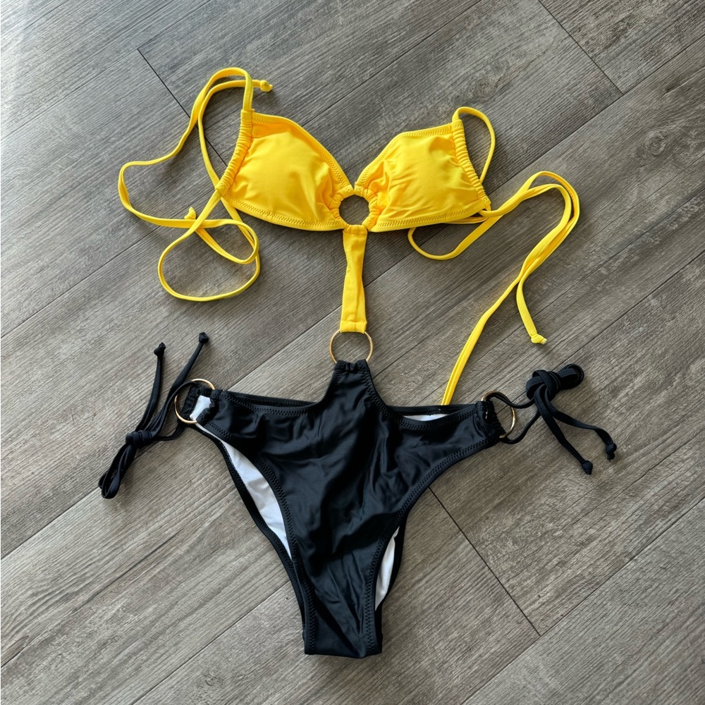 BUNDLE 2 ITEMS FOR $8✨

AMAZON one piece swimming 💛 - Picture 2 of 8